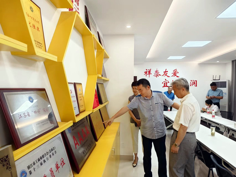 江苏省工商联党组成员、副主席吴卫东在市政协副主席、市工商联主席卢道富、市委统战部副部长、市工商联党组书记王红卫、市工商联党组副书记、副主席张国华等领导的陪同下视察了镇江泰州商会。(图1)