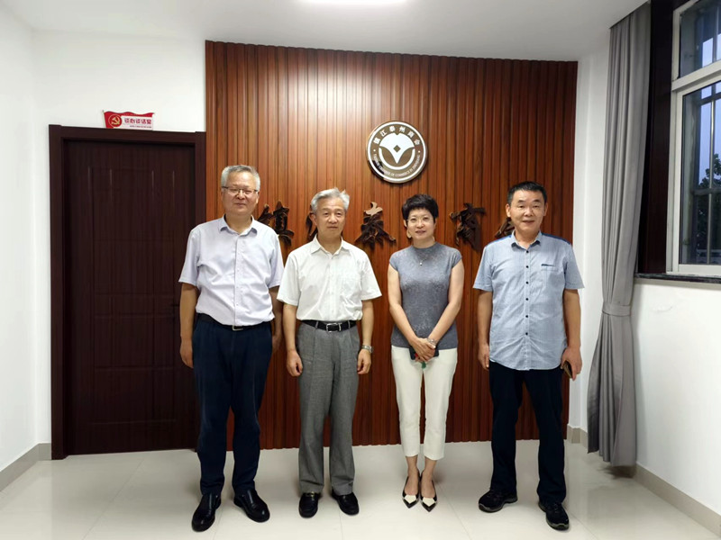 江苏省工商联党组成员、副主席吴卫东在市政协副主席、市工商联主席卢道富、市委统战部副部长、市工商联党组书记王红卫、市工商联党组副书记、副主席张国华等领导的陪同下视察了镇江泰州商会。(图3)
