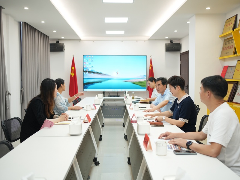 聚焦发展难题 共探发展路径聚焦发展难题 共探发展路径 ---市工商联赵宓书记走访调研泰州商会(图1) 聚焦发展难题 共探发展路径聚焦发展难题 共探发展路径 ---市工商联赵宓书记走访调研泰州商会(图1)