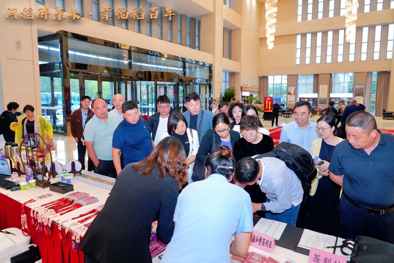 走进胖东来 探寻“心”力量 ——镇江泰州商会四届一次理事会暨胖东来研学活动成功举行(图2) 走进胖东来 探寻“心”力量 ——镇江泰州商会四届一次理事会暨胖东来研学活动成功举行(图2)