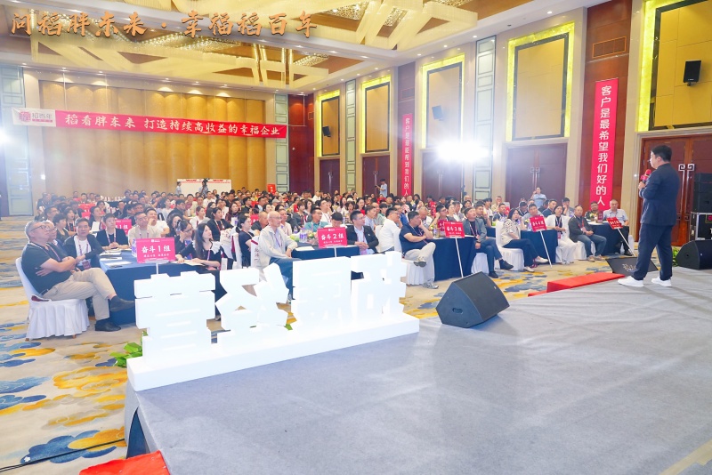 走进胖东来 探寻“心”力量 ——镇江泰州商会四届一次理事会暨胖东来研学活动成功举行(图5) 走进胖东来 探寻“心”力量 ——镇江泰州商会四届一次理事会暨胖东来研学活动成功举行(图5)