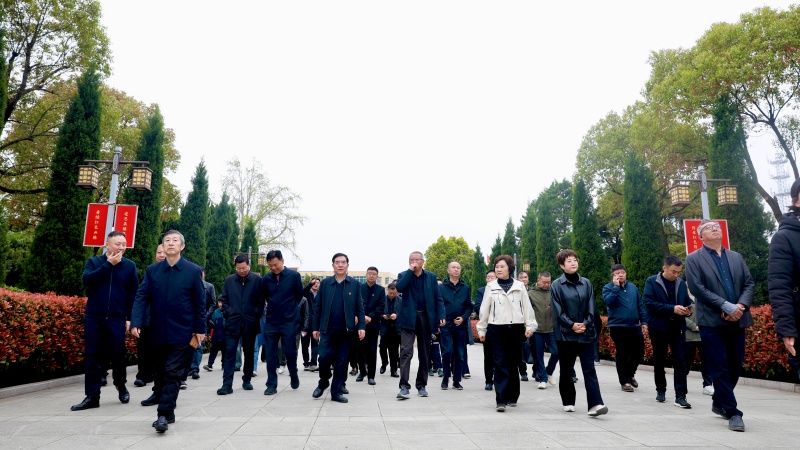 传承英雄精神 汲取奋进力量—镇江泰州商会赴杨根思烈士陵园开展清明祭扫活动(图3)