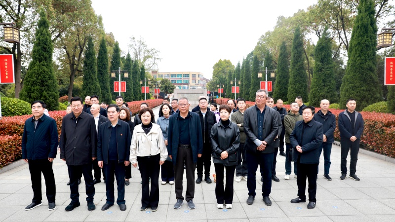 传承英雄精神 汲取奋进力量—镇江泰州商会赴杨根思烈士陵园开展清明祭扫活动(图4)