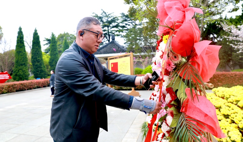 传承英雄精神 汲取奋进力量—镇江泰州商会赴杨根思烈士陵园开展清明祭扫活动(图6)
