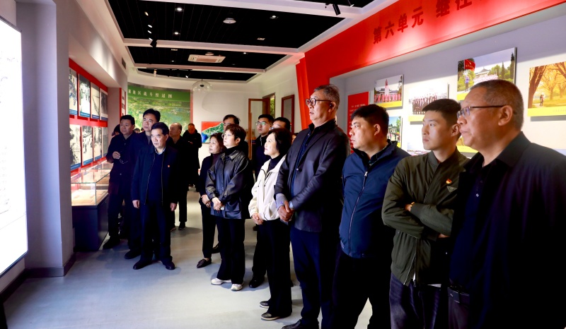 传承英雄精神 汲取奋进力量—镇江泰州商会赴杨根思烈士陵园开展清明祭扫活动(图8)