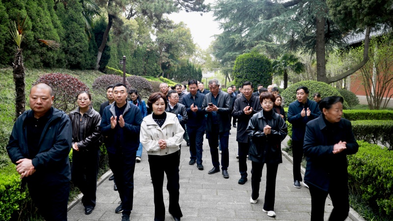 传承英雄精神 汲取奋进力量—镇江泰州商会赴杨根思烈士陵园开展清明祭扫活动(图12)